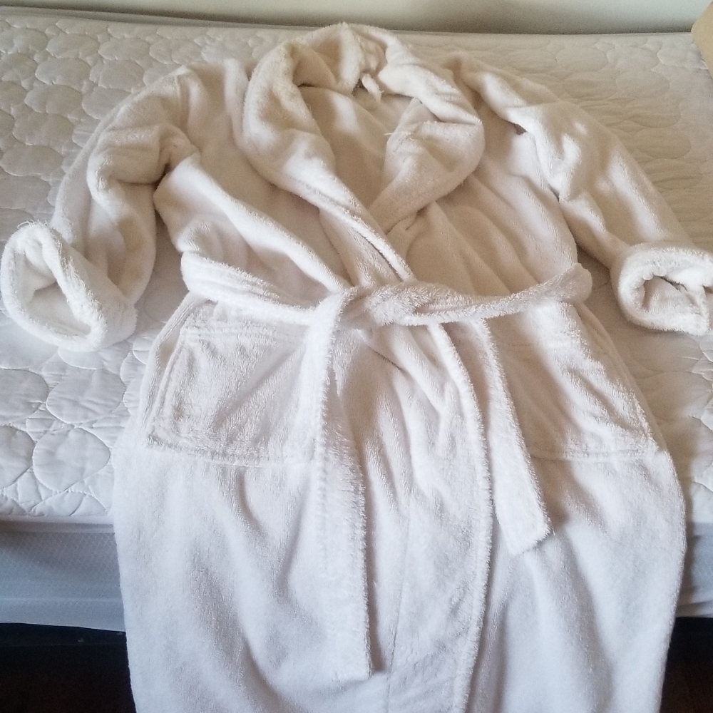 Bathing robe. 100% cotton. Fits all sizes.